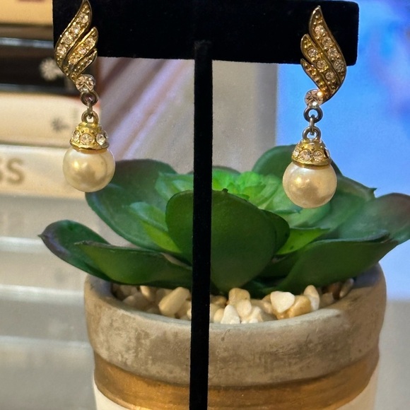 Vintage Pearl and rhinestone pierced earrings. Beautiful luster on pearls. - Picture 11 of 11